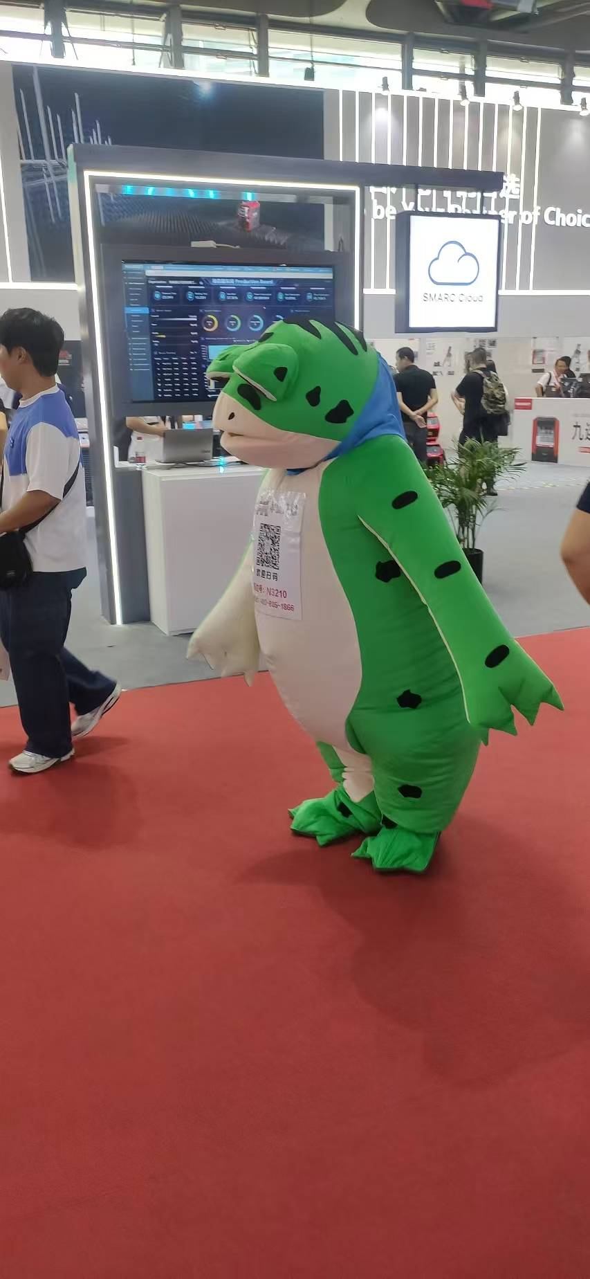 One_of_the_mascots_at_the_cutting_exhibition.jpg